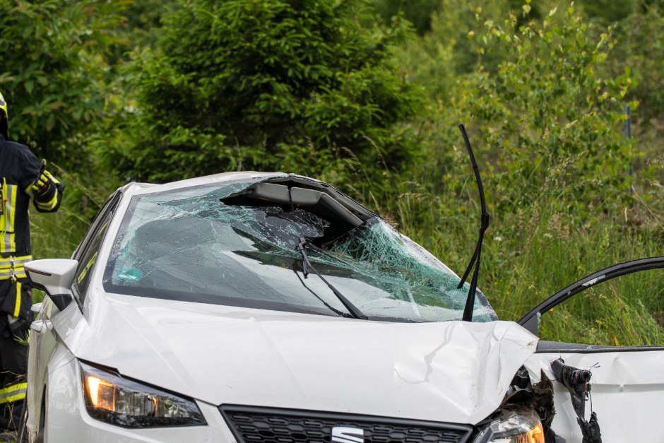 Ein spektakulärer Verkehrsunfall erschütterte am Dienstagnachmittag die Georgenborner Straße zwischen Georgenborn und Wiesbaden-Frauenstein: Ein 21-jähriger Autofahrer verlor in einer Kurve die Kontrolle über seinen Seat Ibiza, wich einem entgegenkommenden Fahrzeug aus, geriet ins Schleudern – und überschlug sich mehrfach. Wie durch ein Wunder kam der junge Mann mit leichten Verletzungen davon.