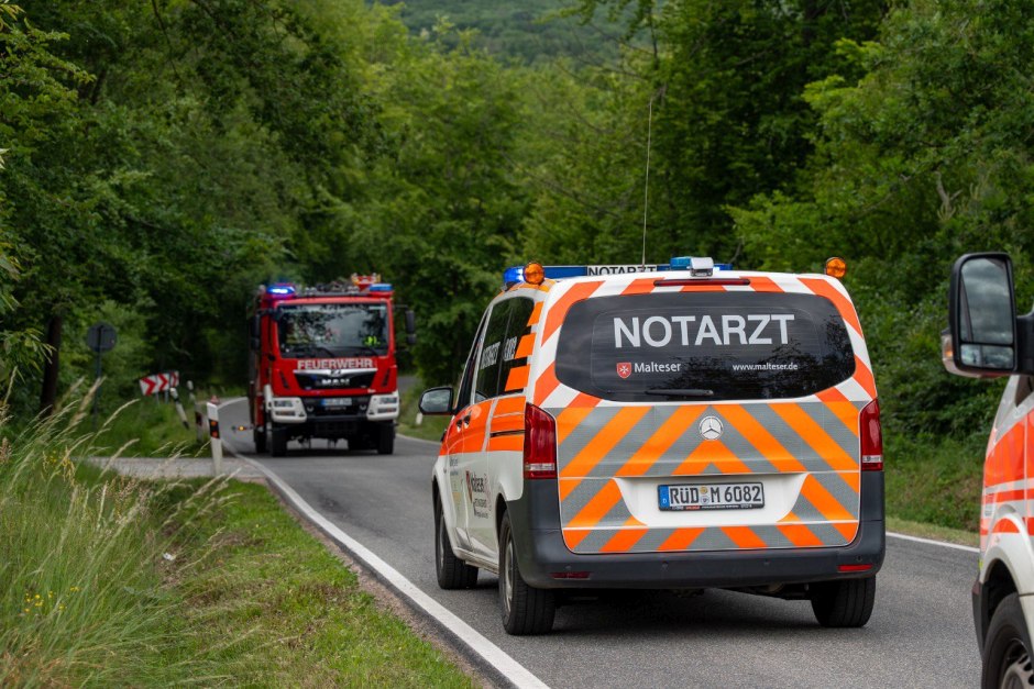 Ein spektakulärer Verkehrsunfall erschütterte am Dienstagnachmittag die Georgenborner Straße zwischen Georgenborn und Wiesbaden-Frauenstein: Ein 21-jähriger Autofahrer verlor in einer Kurve die Kontrolle über seinen Seat Ibiza, wich einem entgegenkommenden Fahrzeug aus, geriet ins Schleudern – und überschlug sich mehrfach. Wie durch ein Wunder kam der junge Mann mit leichten Verletzungen davon.