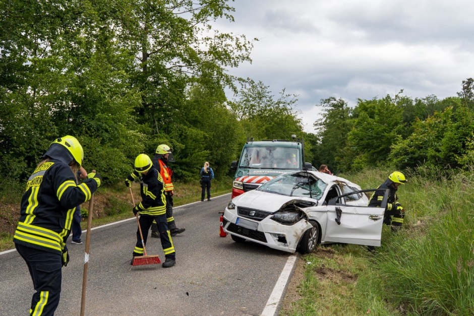 Ein spektakulärer Verkehrsunfall erschütterte am Dienstagnachmittag die Georgenborner Straße zwischen Georgenborn und Wiesbaden-Frauenstein: Ein 21-jähriger Autofahrer verlor in einer Kurve die Kontrolle über seinen Seat Ibiza, wich einem entgegenkommenden Fahrzeug aus, geriet ins Schleudern – und überschlug sich mehrfach. Wie durch ein Wunder kam der junge Mann mit leichten Verletzungen davon.