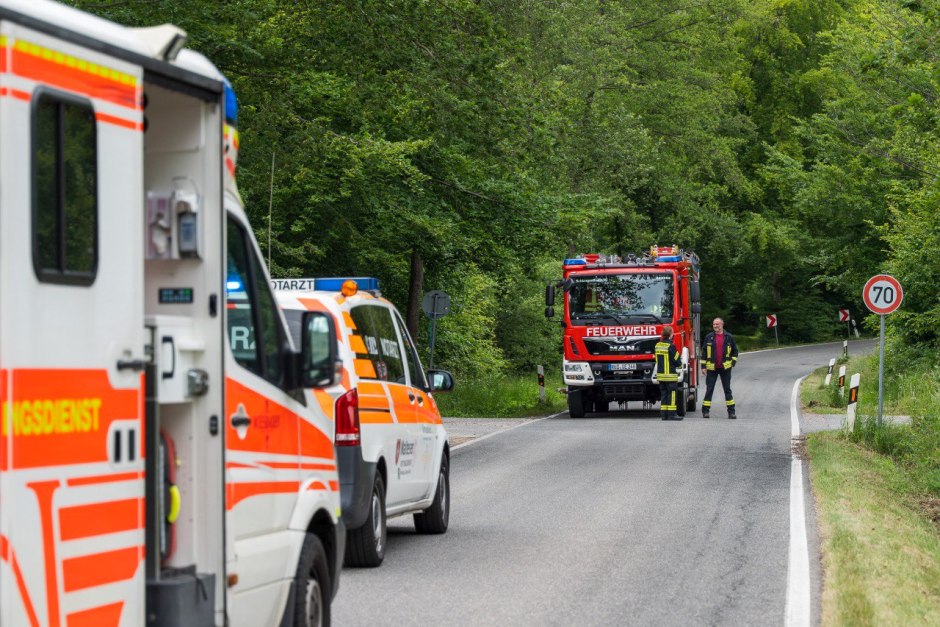 Ein spektakulärer Verkehrsunfall erschütterte am Dienstagnachmittag die Georgenborner Straße zwischen Georgenborn und Wiesbaden-Frauenstein: Ein 21-jähriger Autofahrer verlor in einer Kurve die Kontrolle über seinen Seat Ibiza, wich einem entgegenkommenden Fahrzeug aus, geriet ins Schleudern – und überschlug sich mehrfach. Wie durch ein Wunder kam der junge Mann mit leichten Verletzungen davon.