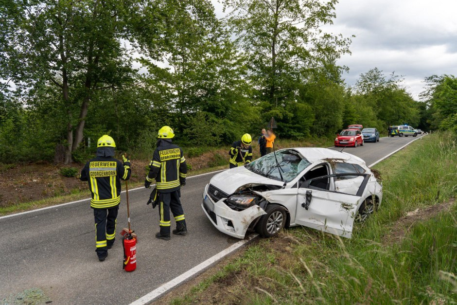 Ein spektakulärer Verkehrsunfall erschütterte am Dienstagnachmittag die Georgenborner Straße zwischen Georgenborn und Wiesbaden-Frauenstein: Ein 21-jähriger Autofahrer verlor in einer Kurve die Kontrolle über seinen Seat Ibiza, wich einem entgegenkommenden Fahrzeug aus, geriet ins Schleudern – und überschlug sich mehrfach. Wie durch ein Wunder kam der junge Mann mit leichten Verletzungen davon.
