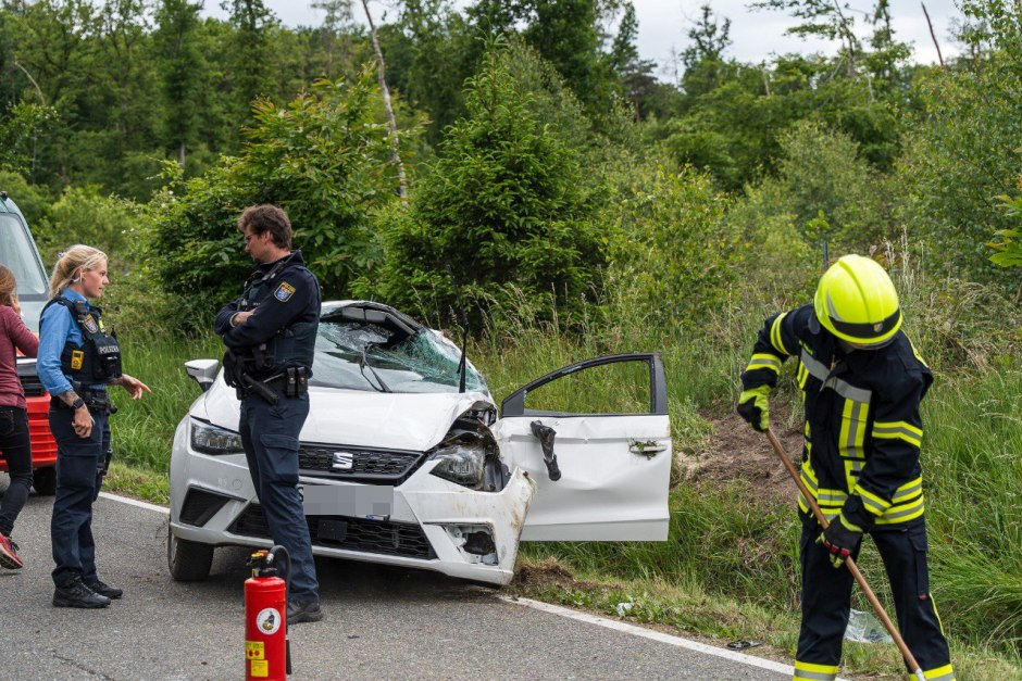 Ein spektakulärer Verkehrsunfall erschütterte am Dienstagnachmittag die Georgenborner Straße zwischen Georgenborn und Wiesbaden-Frauenstein: Ein 21-jähriger Autofahrer verlor in einer Kurve die Kontrolle über seinen Seat Ibiza, wich einem entgegenkommenden Fahrzeug aus, geriet ins Schleudern – und überschlug sich mehrfach. Wie durch ein Wunder kam der junge Mann mit leichten Verletzungen davon.