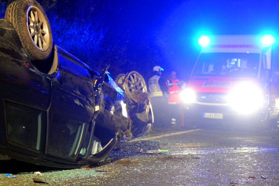 Ein tierischer Schreck mit heftigen Folgen: Am frühen Sonntagmorgen kam es auf der Bierstadter Höhe in Wiesbaden-Bierstadt zu einem spektakulären Unfall, bei dem sich ein junger Autofahrer überschlug. Der Grund? Angeblich eine Katze auf der Fahrbahn.