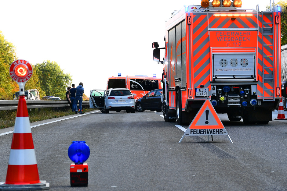 Auf der A3 in Fahrtrichtung Köln am Wiesbadener Kreuz kam es am Montagmorgen zu einem Verkehrsunfall mit drei beteiligten Fahrzeugen. Der mutmaßliche Verursacher floh unerkannt vom Unfallort – die Polizei sucht dringend nach Zeugen.
