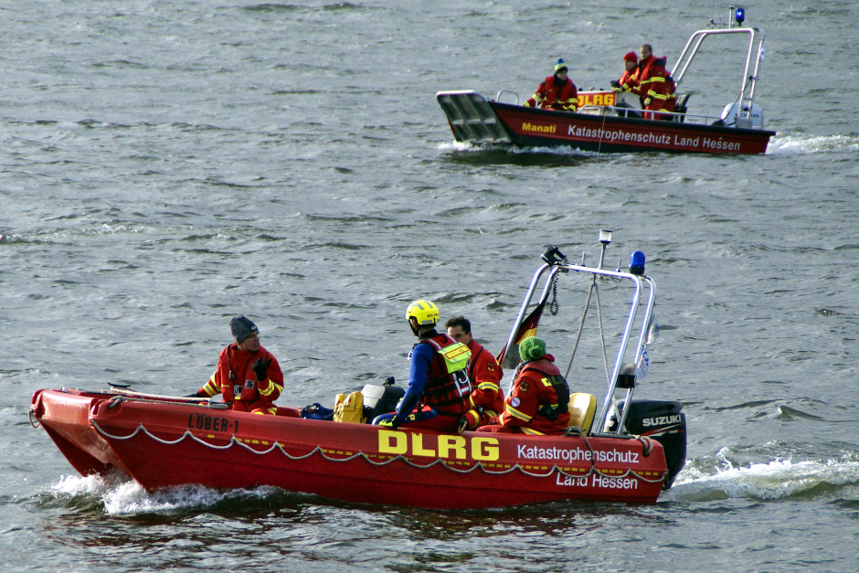 Ein Jetski-Ausflug auf dem Rhein bei Wiesbaden endete am Montag mit einer groß angelegten Rettungsaktion. Während der verzweifelte Ehemann in Panik geriet, blieb die vermeintlich Vermisste völlig ahnungslos – und sorgte am Ende für eine skurrile Auflösung.