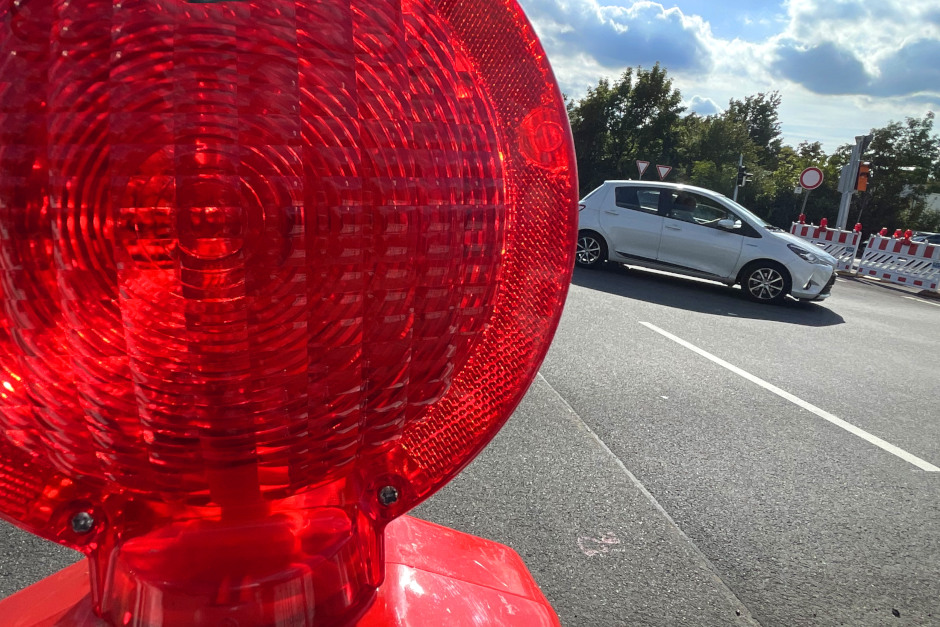 Verkehrsbehinderungen auf der Schiersteiner Straße in Wiesbaden. Bauarbeiten bis Mitte August. Einspurige Verkehrsführung und Staus erwartet.