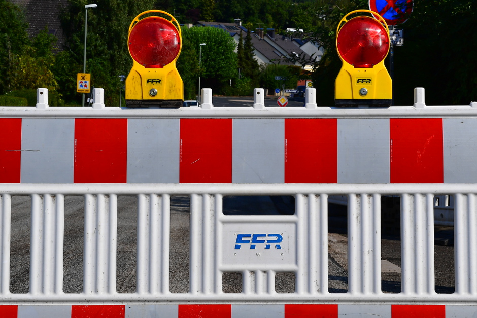 Plötzlicher Fahrbahneinbruch legt Hohlstraße in Wiesbaden-Dotzheim lahm. Die Ursache ist noch unklar.