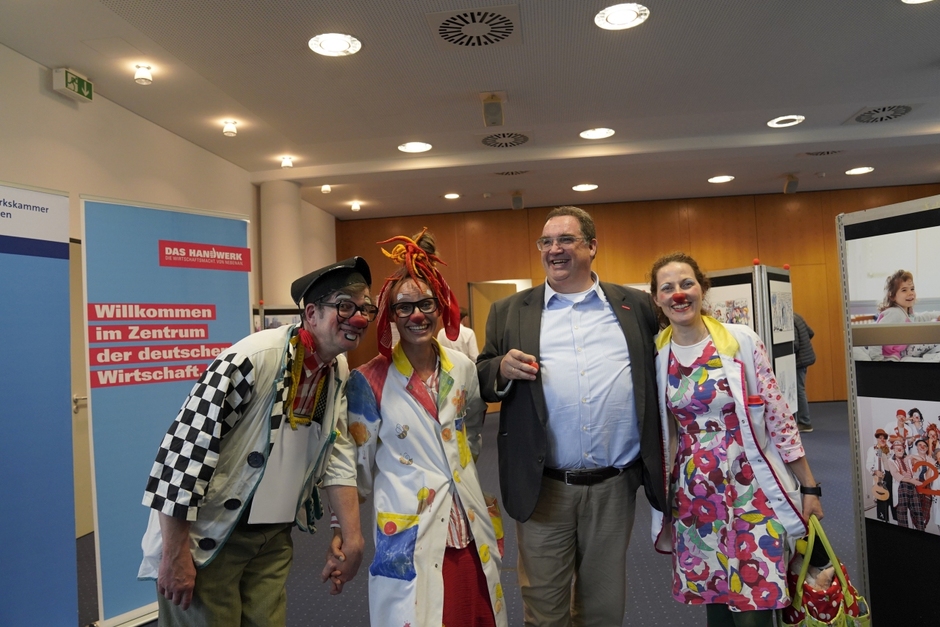 Die Ausstellung Lichtblicke in der Wiesbadener Handwekskammer zeigt die Arbeit der Clown-Doktoren.