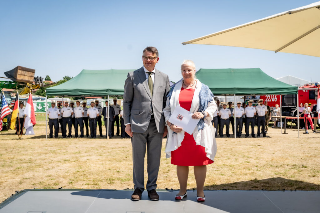 Beim diesjährigen Hessentag in Bad Vilbel hat Hessens Ministerpräsident Boris Rhein auch einige Wiesbadener Bürger ausgezeichnet.