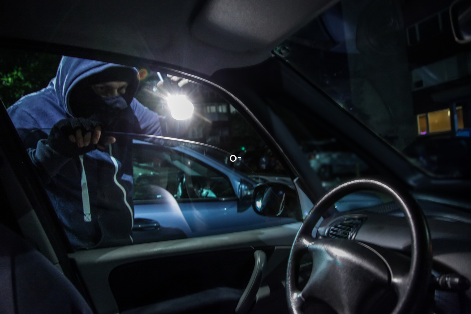Am späten Donnerstagabend wurde ein Auto in Wiesbaden aufgebrochen und anschließend durchwühlt.