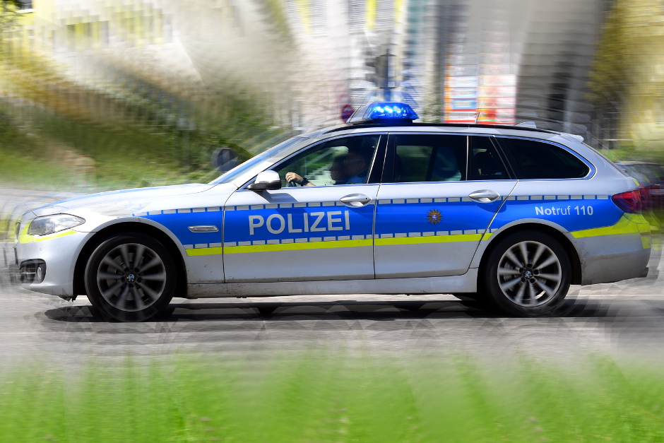 Illegales Autorennen bei Wiesbaden am Freitagabend eskaliert. Fahrer flüchtet nach Unfall.