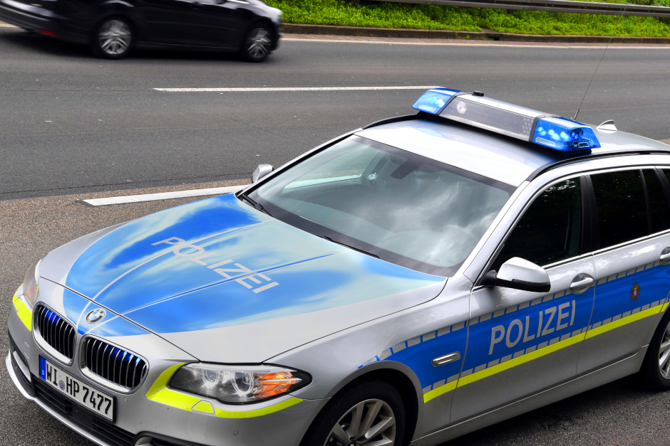 Ein Streit eskalierte am Dienstag auf der Autobahn. Frau bei Auseinandersetzung auf der A3 attackiert. Polizei sucht Zeugen nach gewaltsamem Vorfall nahe Medenbach.