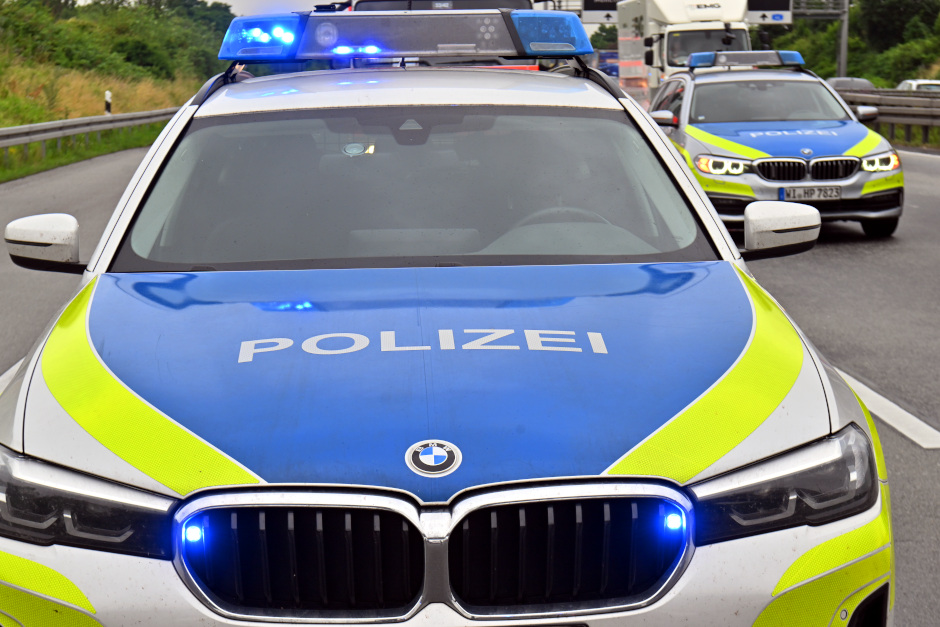 Verbotenes Rennen am Samstag in Wiesbaden. Polizei stoppt Mustang-Fahrer. In seinem Pkw wurden zudem Waffen entdeckt.