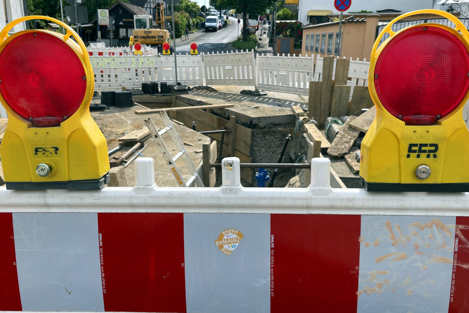 Die Straße "Am Heiligenstock“ in Wiesbaden-Bierstadt bleibt länger für Bauarbeiten gesperrt.