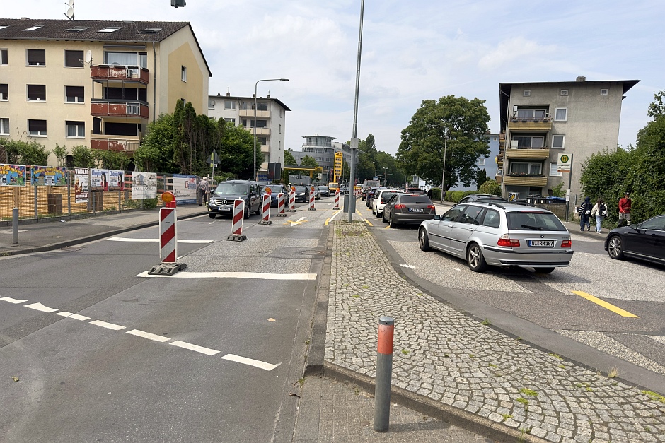 Teilsperrungen auf dem Konrad-Adenauer-Ring in Wiesbaden: Kanalerneuerung sorgt für Verkehrsbehinderungen,