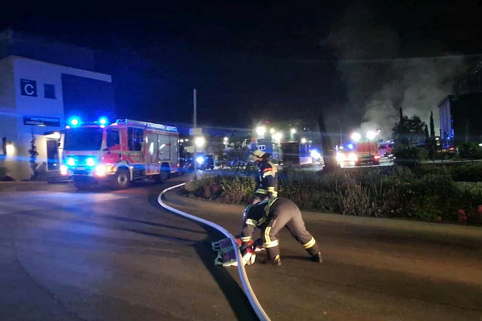 In der Nacht zum Donnerstag kam es zu einem Brand auf dem Deponiegelände von Knettenbrech in Wiesbaden-Biebrich. Dort stand ein großer Sperrmüllhaufen in Flammen. Die Feuerwehr gekämpfte den Brand.