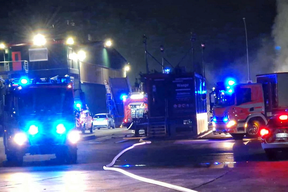 In der Nacht zum Donnerstag kam es zu einem Brand auf dem Deponiegelände von Knettenbrech in Wiesbaden-Biebrich. Dort stand ein großer Sperrmüllhaufen in Flammen. Die Feuerwehr gekämpfte den Brand.