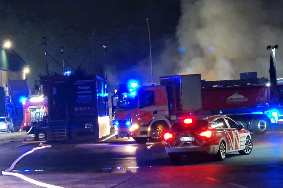 In der Nacht zum Donnerstag kam es zu einem Brand auf dem Deponiegelände von Knettenbrech in Wiesbaden-Biebrich. Dort stand ein großer Sperrmüllhaufen in Flammen. Die Feuerwehr gekämpfte den Brand.