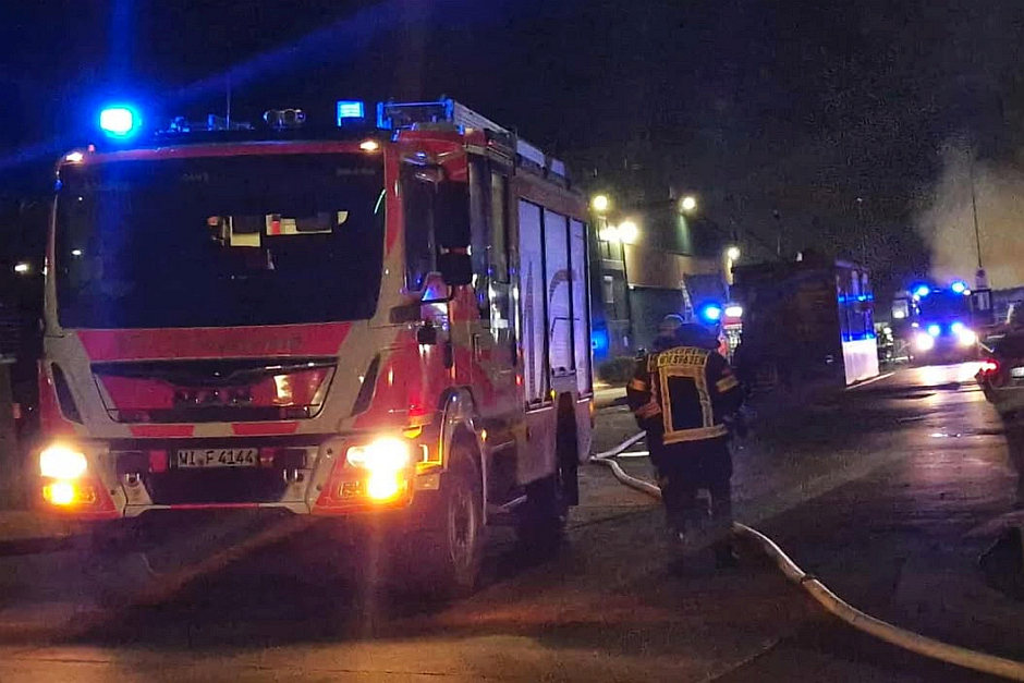 In der Nacht zum Donnerstag kam es zu einem Brand auf dem Deponiegelände von Knettenbrech in Wiesbaden-Biebrich. Dort stand ein großer Sperrmüllhaufen in Flammen. Die Feuerwehr gekämpfte den Brand.