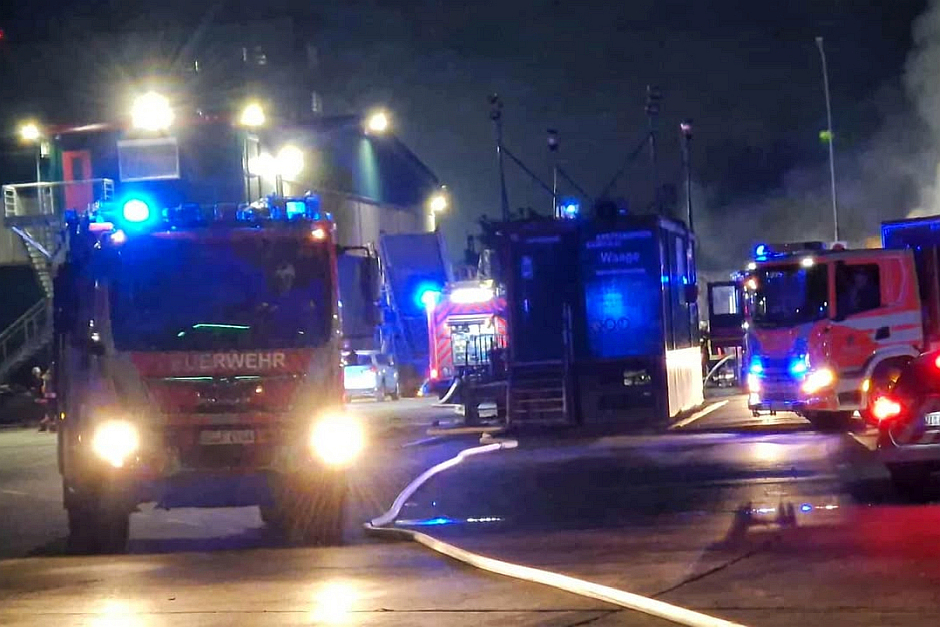 In der Nacht zum Donnerstag kam es zu einem Brand auf dem Deponiegelände von Knettenbrech in Wiesbaden-Biebrich. Dort stand ein großer Sperrmüllhaufen in Flammen. Die Feuerwehr gekämpfte den Brand.
