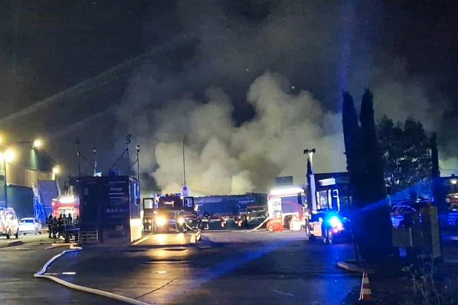 In der Nacht zum Donnerstag kam es zu einem Brand auf dem Deponiegelände von Knettenbrech in Wiesbaden-Biebrich. Dort stand ein großer Sperrmüllhaufen in Flammen. Die Feuerwehr gekämpfte den Brand.