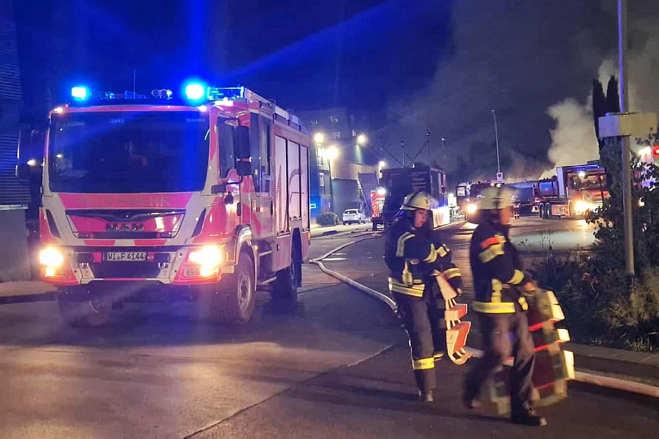 In der Nacht zum Donnerstag kam es zu einem Brand auf dem Deponiegelände von Knettenbrech in Wiesbaden-Biebrich. Dort stand ein großer Sperrmüllhaufen in Flammen. Die Feuerwehr gekämpfte den Brand.