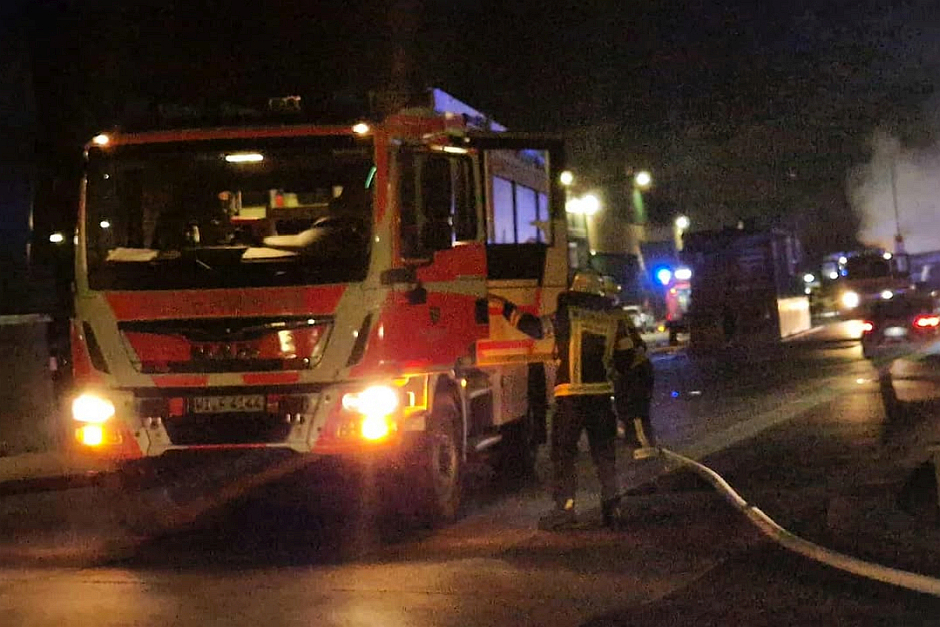 In der Nacht zum Donnerstag kam es zu einem Brand auf dem Deponiegelände von Knettenbrech in Wiesbaden-Biebrich. Dort stand ein großer Sperrmüllhaufen in Flammen. Die Feuerwehr gekämpfte den Brand.