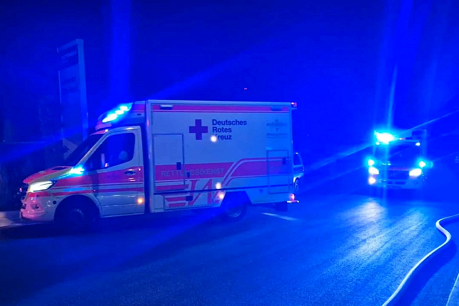 In der Nacht zum Donnerstag kam es zu einem Brand auf dem Deponiegelände von Knettenbrech in Wiesbaden-Biebrich. Dort stand ein großer Sperrmüllhaufen in Flammen. Die Feuerwehr gekämpfte den Brand.