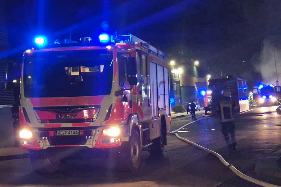 In der Nacht zum Donnerstag kam es zu einem Brand auf dem Deponiegelände von Knettenbrech in Wiesbaden-Biebrich. Dort stand ein großer Sperrmüllhaufen in Flammen. Die Feuerwehr gekämpfte den Brand.