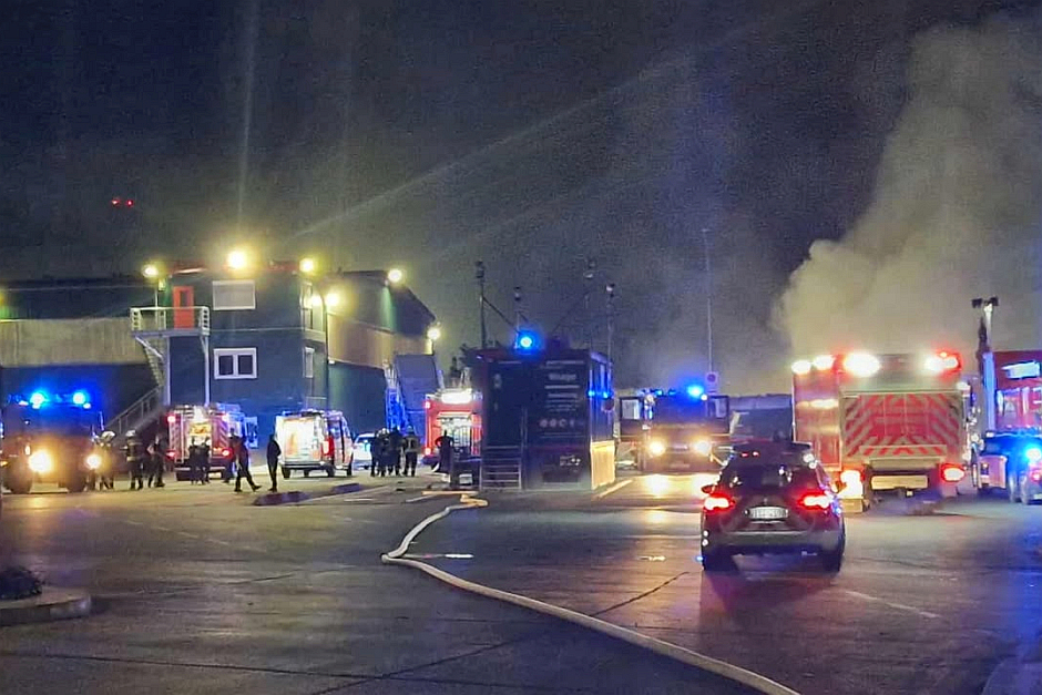 In der Nacht zum Donnerstag kam es zu einem Brand auf dem Deponiegelände von Knettenbrech in Wiesbaden-Biebrich. Dort stand ein großer Sperrmüllhaufen in Flammen. Die Feuerwehr gekämpfte den Brand.