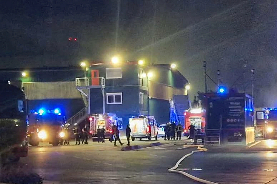 In der Nacht zum Donnerstag kam es zu einem Brand auf dem Deponiegelände von Knettenbrech in Wiesbaden-Biebrich. Dort stand ein großer Sperrmüllhaufen in Flammen. Die Feuerwehr gekämpfte den Brand.