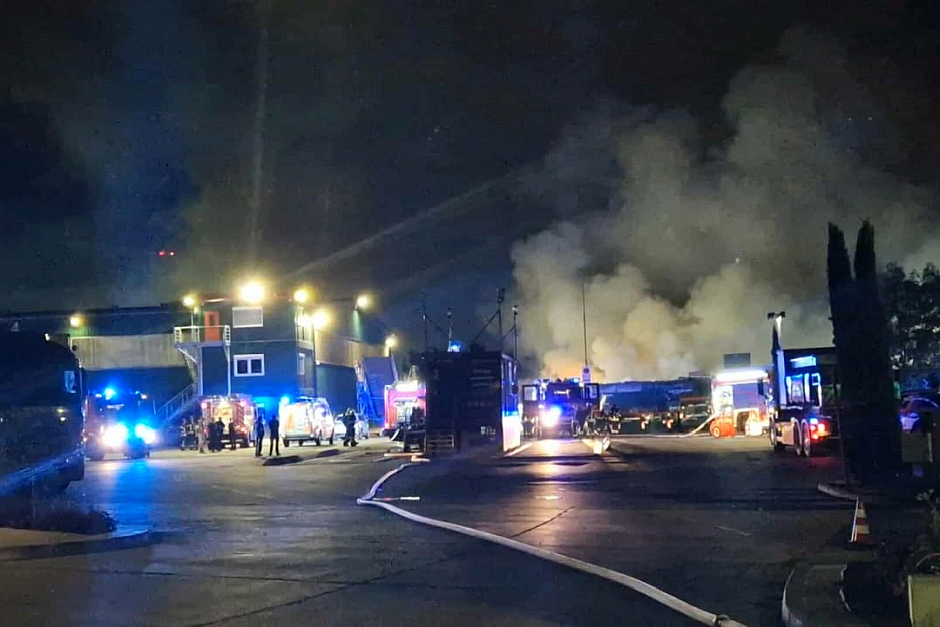 In der Nacht zum Donnerstag kam es zu einem Brand auf dem Deponiegelände von Knettenbrech in Wiesbaden-Biebrich. Dort stand ein großer Sperrmüllhaufen in Flammen. Die Feuerwehr gekämpfte den Brand.