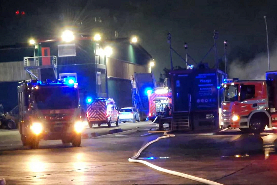 In der Nacht zum Donnerstag kam es zu einem Brand auf dem Deponiegelände von Knettenbrech in Wiesbaden-Biebrich. Dort stand ein großer Sperrmüllhaufen in Flammen. Die Feuerwehr gekämpfte den Brand.