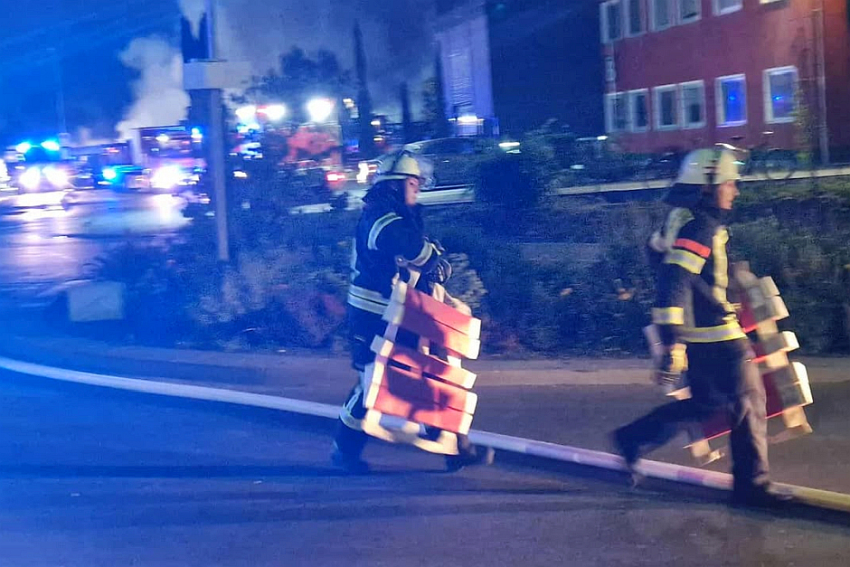 In der Nacht zum Donnerstag kam es zu einem Brand auf dem Deponiegelände von Knettenbrech in Wiesbaden-Biebrich. Dort stand ein großer Sperrmüllhaufen in Flammen. Die Feuerwehr gekämpfte den Brand.