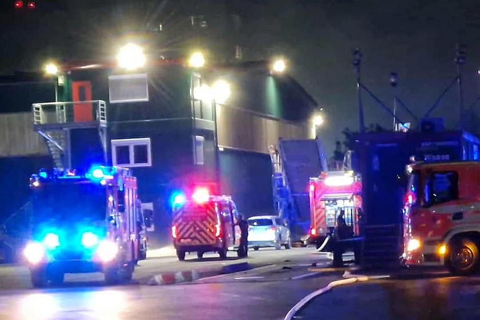 In der Nacht zum Donnerstag kam es zu einem Brand auf dem Deponiegelände von Knettenbrech in Wiesbaden-Biebrich. Dort stand ein großer Sperrmüllhaufen in Flammen. Die Feuerwehr gekämpfte den Brand.