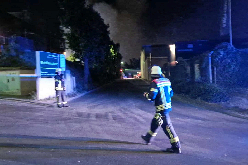 In der Nacht zum Donnerstag kam es zu einem Brand auf dem Deponiegelände von Knettenbrech in Wiesbaden-Biebrich. Dort stand ein großer Sperrmüllhaufen in Flammen. Die Feuerwehr gekämpfte den Brand.