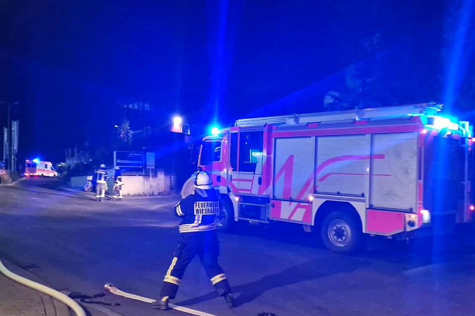 In der Nacht zum Donnerstag kam es zu einem Brand auf dem Deponiegelände von Knettenbrech in Wiesbaden-Biebrich. Dort stand ein großer Sperrmüllhaufen in Flammen. Die Feuerwehr gekämpfte den Brand.