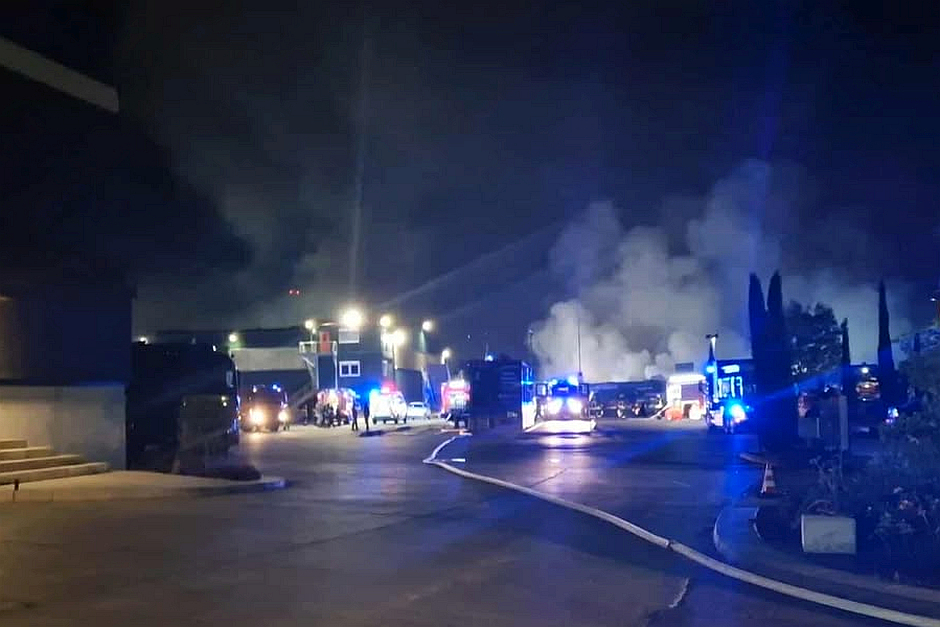 In der Nacht zum Donnerstag kam es zu einem Brand auf dem Deponiegelände von Knettenbrech in Wiesbaden-Biebrich. Dort stand ein großer Sperrmüllhaufen in Flammen. Die Feuerwehr gekämpfte den Brand.