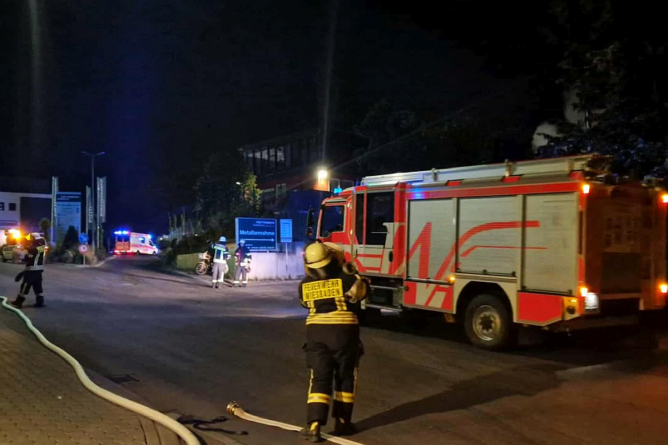 In der Nacht zum Donnerstag kam es zu einem Brand auf dem Deponiegelände von Knettenbrech in Wiesbaden-Biebrich. Dort stand ein großer Sperrmüllhaufen in Flammen. Die Feuerwehr gekämpfte den Brand.