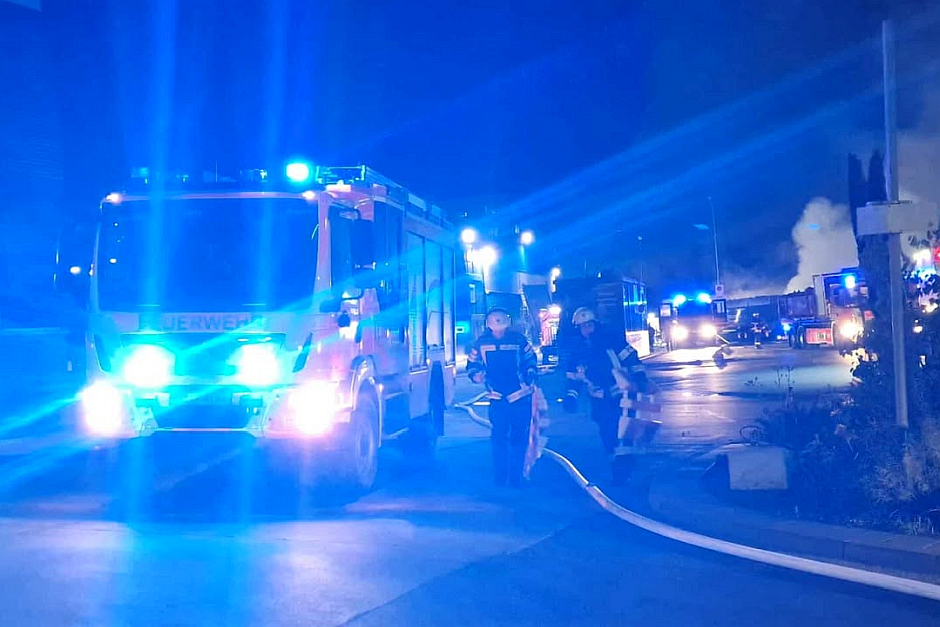 In der Nacht zum Donnerstag kam es zu einem Brand auf dem Deponiegelände von Knettenbrech in Wiesbaden-Biebrich. Dort stand ein großer Sperrmüllhaufen in Flammen. Die Feuerwehr gekämpfte den Brand.