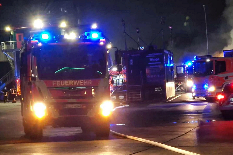 In der Nacht zum Donnerstag kam es zu einem Brand auf dem Deponiegelände von Knettenbrech in Wiesbaden-Biebrich. Dort stand ein großer Sperrmüllhaufen in Flammen. Die Feuerwehr gekämpfte den Brand.