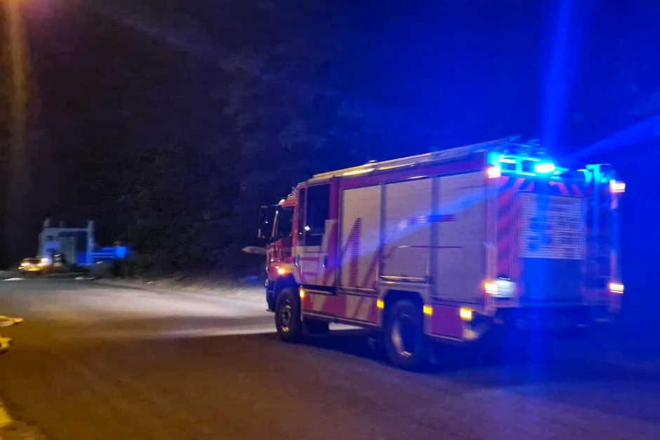 In der Nacht zum Donnerstag kam es zu einem Brand auf dem Deponiegelände von Knettenbrech in Wiesbaden-Biebrich. Dort stand ein großer Sperrmüllhaufen in Flammen. Die Feuerwehr gekämpfte den Brand.