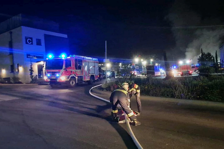 In der Nacht zum Donnerstag kam es zu einem Brand auf dem Deponiegelände von Knettenbrech in Wiesbaden-Biebrich. Dort stand ein großer Sperrmüllhaufen in Flammen. Die Feuerwehr gekämpfte den Brand.