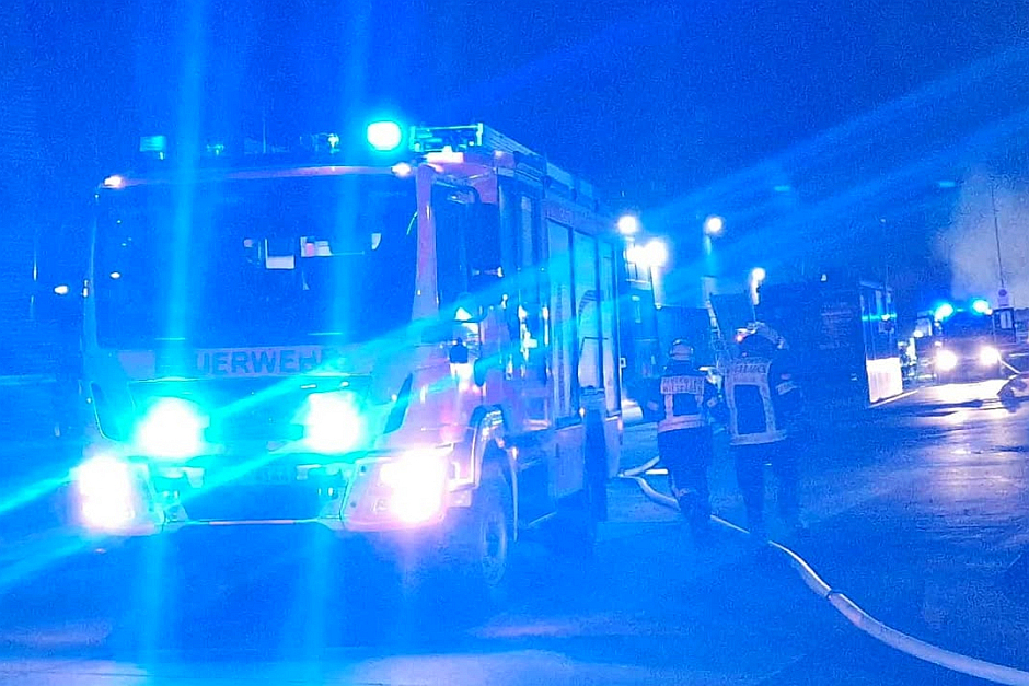 In der Nacht zum Donnerstag kam es zu einem Brand auf dem Deponiegelände von Knettenbrech in Wiesbaden-Biebrich. Dort stand ein großer Sperrmüllhaufen in Flammen. Die Feuerwehr gekämpfte den Brand.