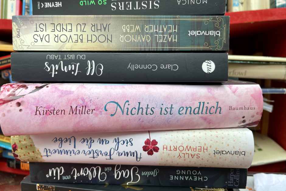 „Blind Date mit einem Buch“: Aktion zum Ferienstart in der Stadt- und Musikbibliothek in der Mauritius-Mediathek, Wiesbaden.