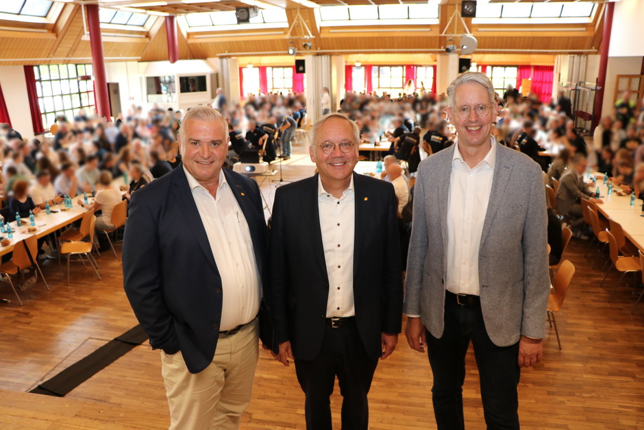 Abschied und Begrüßung bei vor der Belegschaft in der ESWE-Halle (v. l.): Jörg Höhler, Ralf Schodlok, Dr. Oliver Malerius.