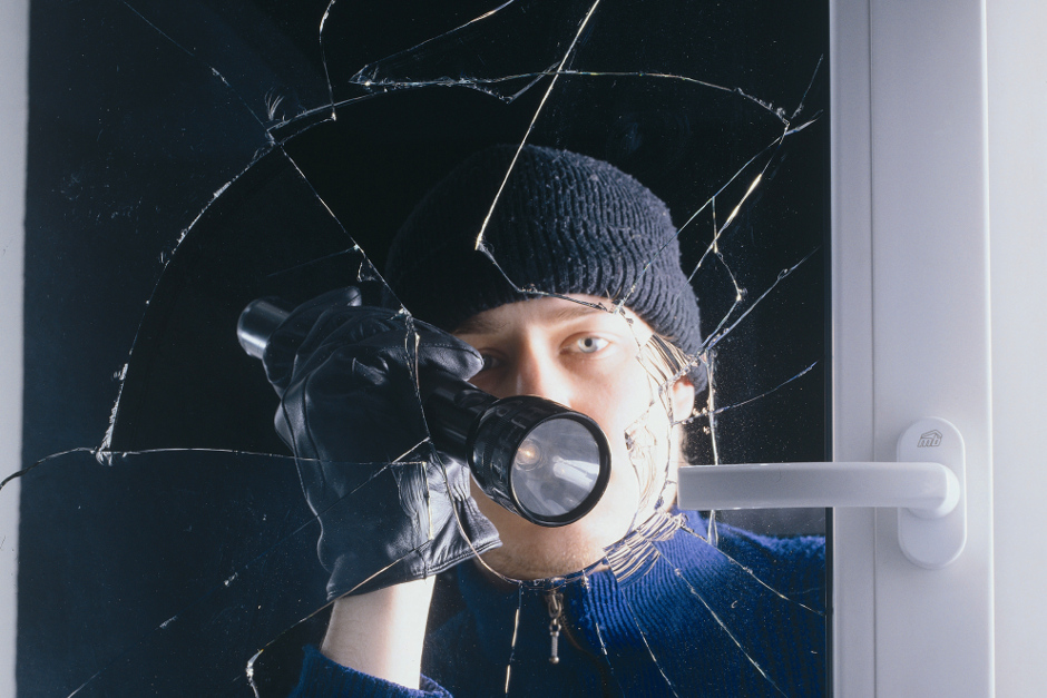 Einbruchserie in Wiesbaden: Drei Gewerbebetriebe in einer Nacht betroffen.