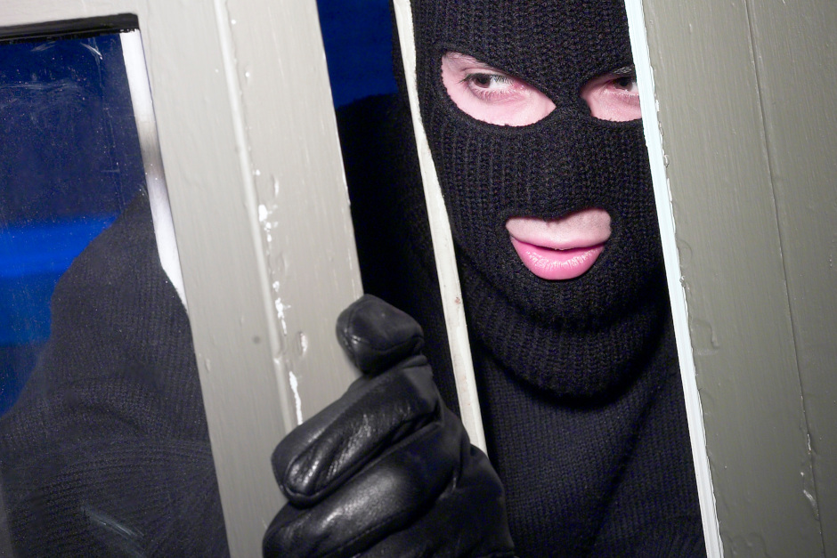 Am Sonntagmorgen wurde die Bewohner einer Wohnung in Wiesbaden von einen Einbrecher in ihren vier Wänden aus dem Schlaf gerissen.