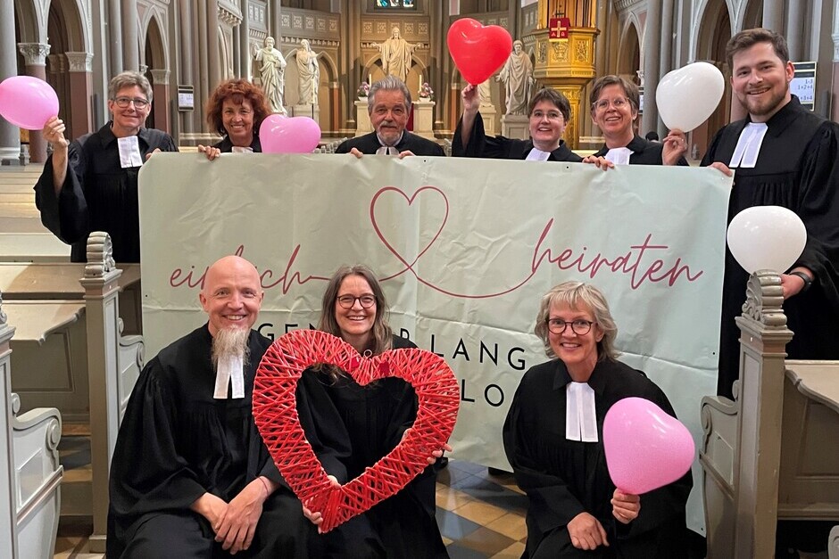Zu zweiten Mal lädt die Evangelischer Kirche in Wiesbaden zu dem Pop-up-Hochzeits- und Segensfest „Einfach heiraten“ ein.