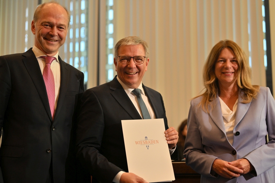 Ein denkwürdiger Moment für die Landeshauptstadt: Am gestrigen Montag, dem 30. Juni, wurde Gert-Uwe Mende in einer feierlichen Zeremonie im Stadtverordnetensitzungssaal des Rathauses in seine zweite Amtszeit als Oberbürgermeister eingeführt. Ein Ereignis voller Symbolkraft, das den Beginn einer weiteren sechsjährigen Ära markiert, die offiziell am Mittwoch, 2. Juli, startet.